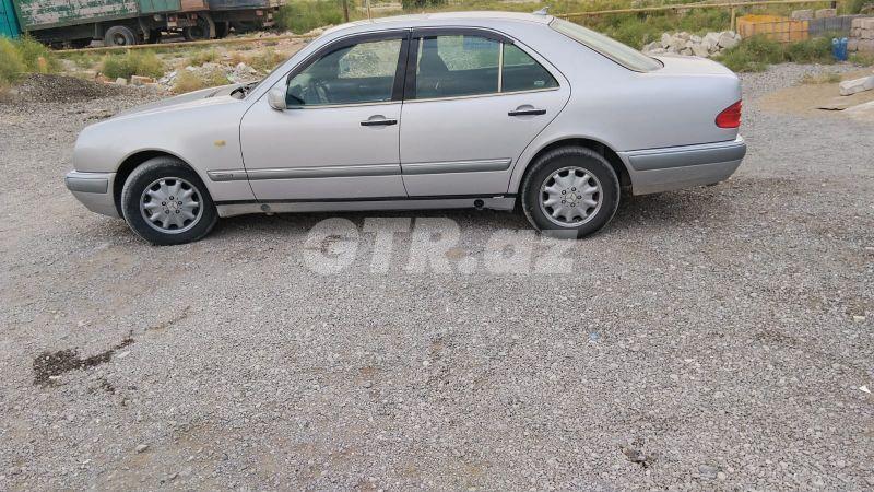 Mercedes E 230