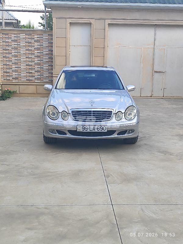 Mercedes E 200